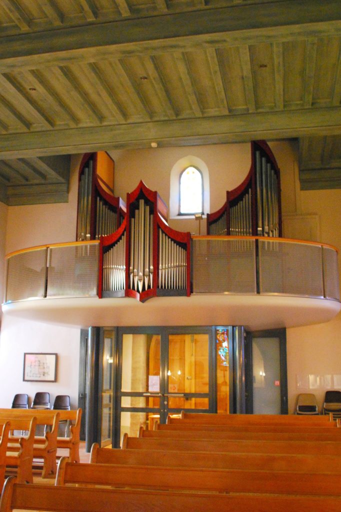 Orgue de Commugny aux couleurs gris et rouge