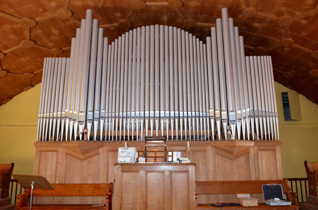 Orgue de Bex avec tuyaux directement exposés au spectateur