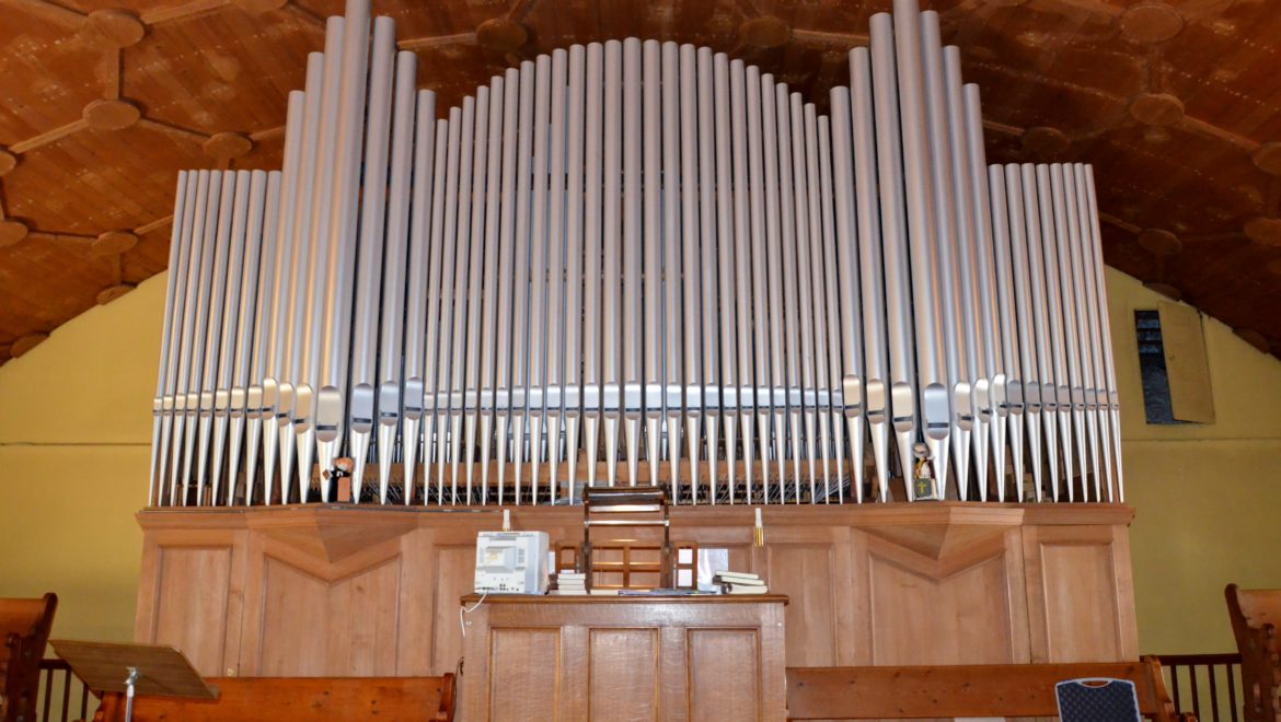 Orgue de Bex avec tuyaux directement exposés au spectateur