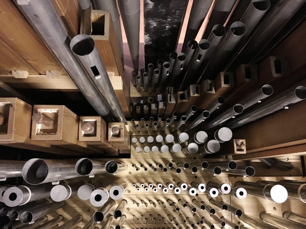 photo des tuyaux de l'orgue disposés avant d'être montés